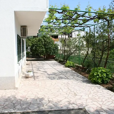 Apartments And Rooms By The Sea Zaostrog, Makarska - 2661 Guest house